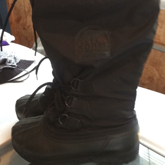 Shoes - Sorel snow lion winter boots size 8